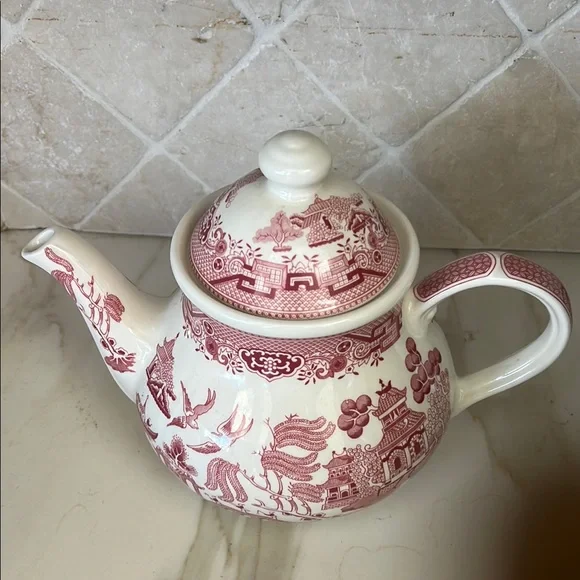 Red and White Churchill Teapot - Picture 3 of 8